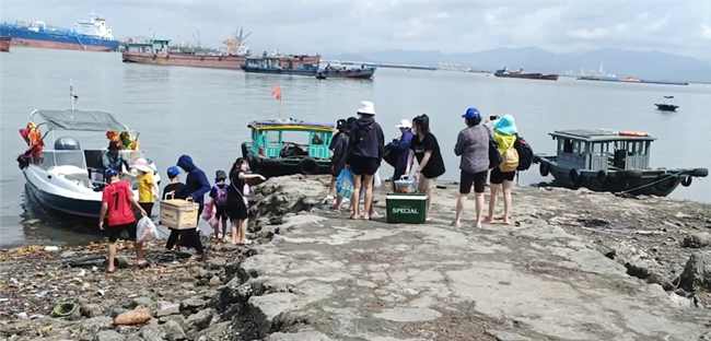 Nở rộ du lịch tự phát “lên đảo hoang, câu mực đêm” trên vịnh Hạ Long (27/8/2023)